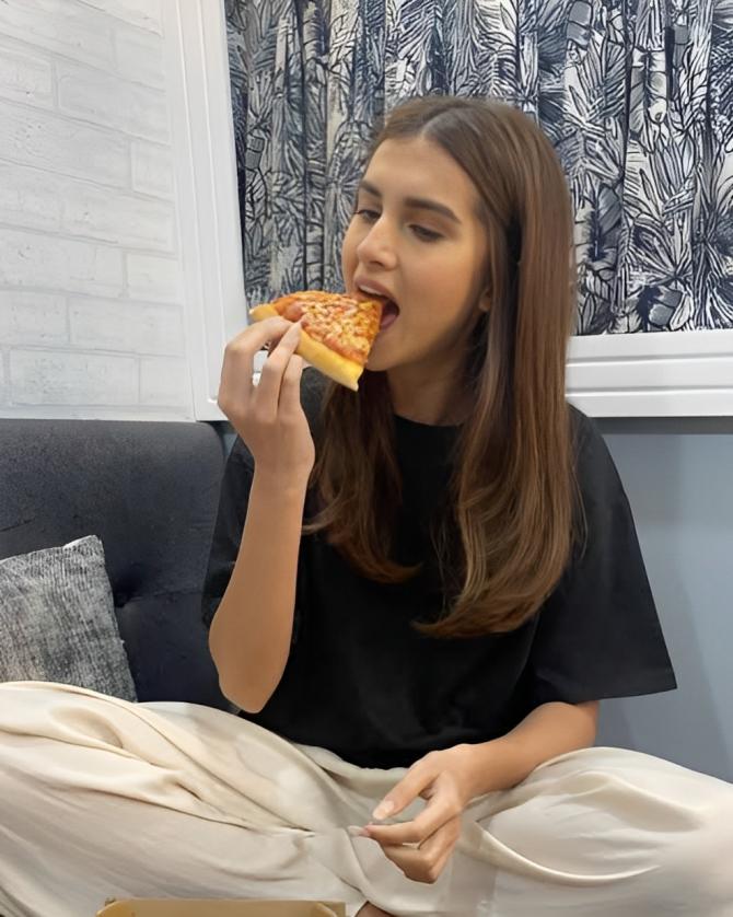 A true pizza enthusiast, Tara Sutaria can't resist the call of a perfectly baked pizza